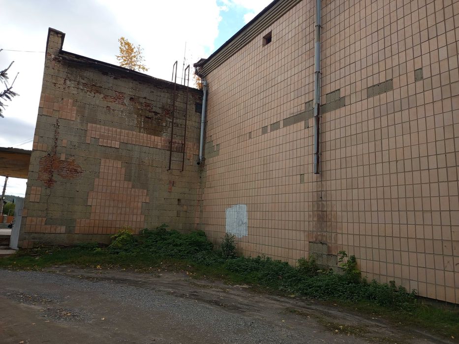 Частина нежитлової будівлі 691,5 м2, Лисянка, площа Миру, 5