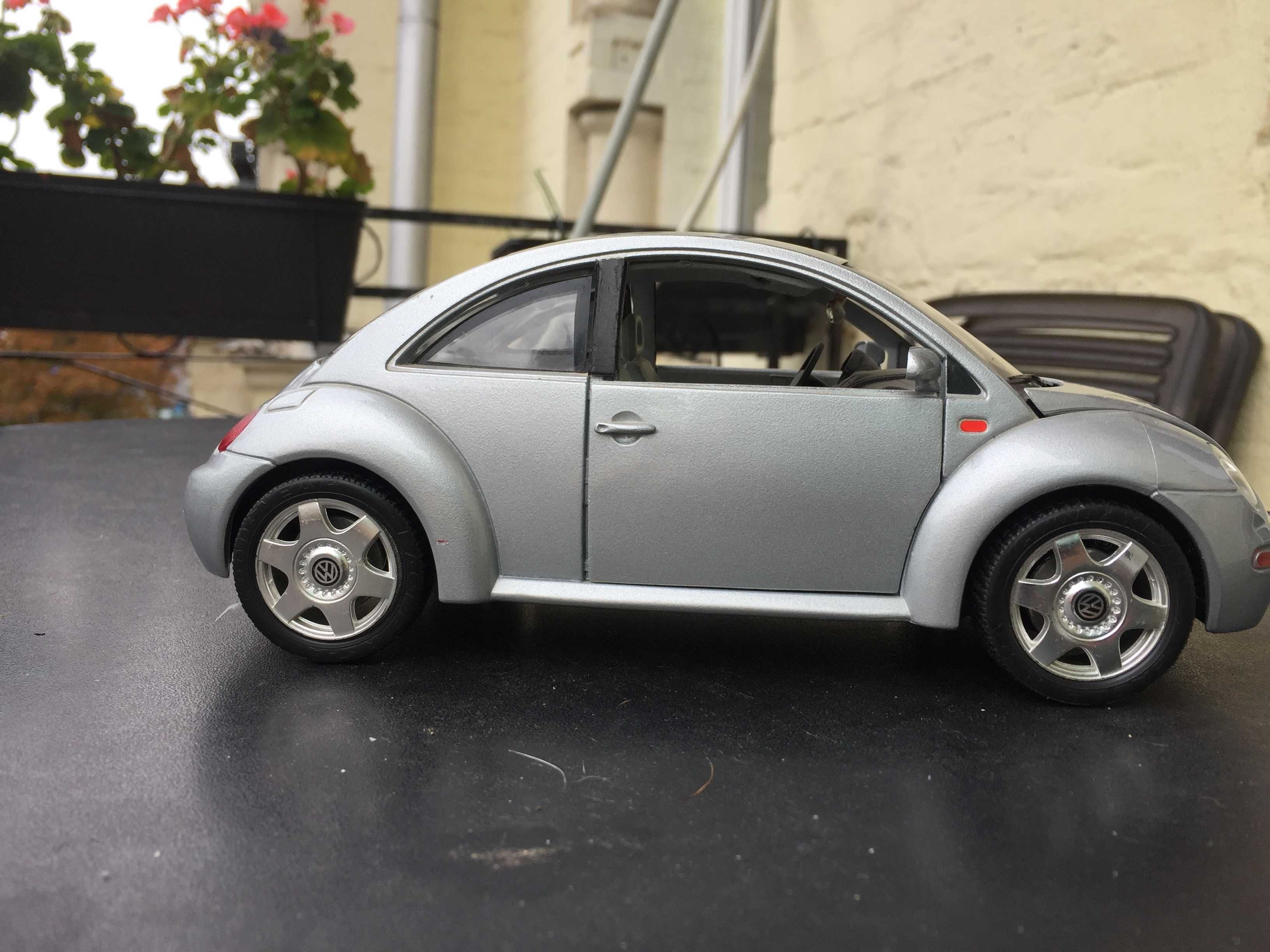 Модель автомобиля Volkswagen New Beetle (Жук), масштаб 1/18, Burago