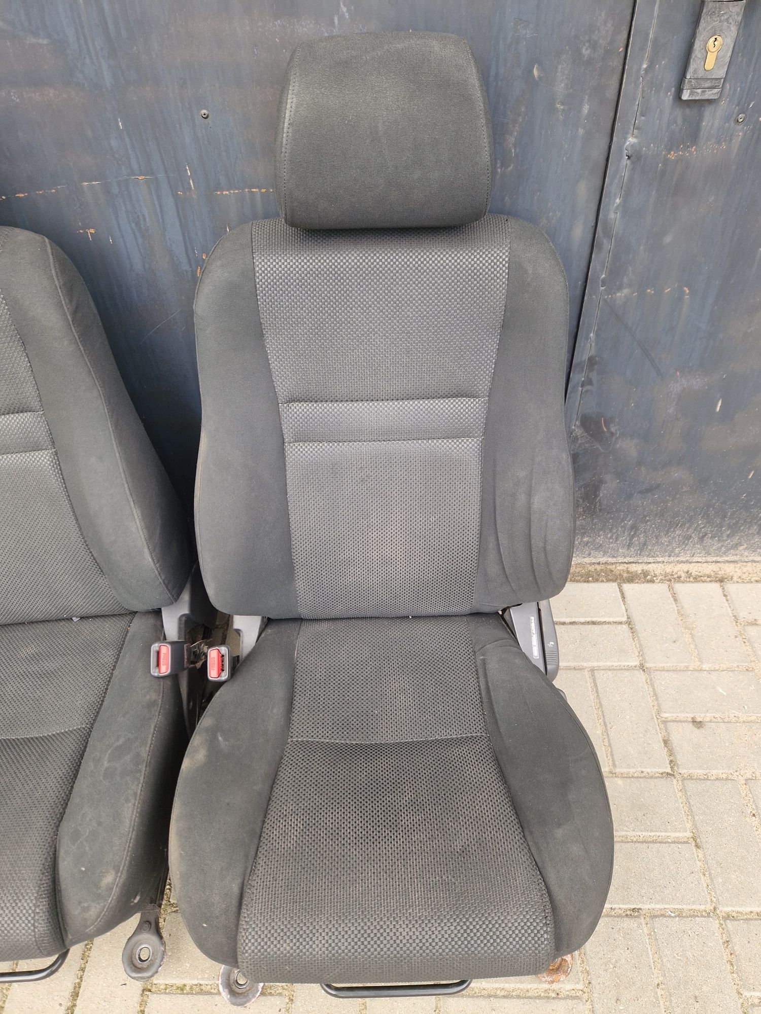 Fotele podgrzewane kanapa boczki drzwi Toyota Avensis T25 Europa