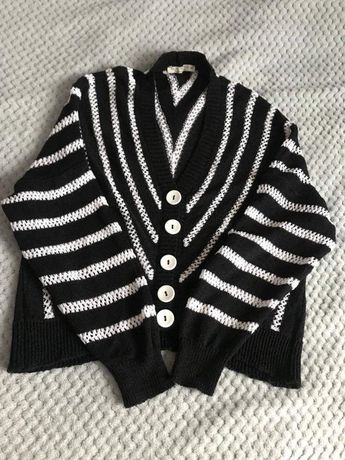 Rozpinany sweterek w czarno-białe pasy (zebra)