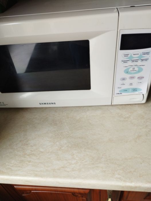 Микроволновка  с грилем под ремонт или на запчасти.