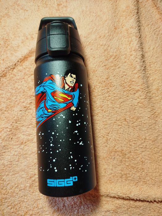 Пляшка для води.