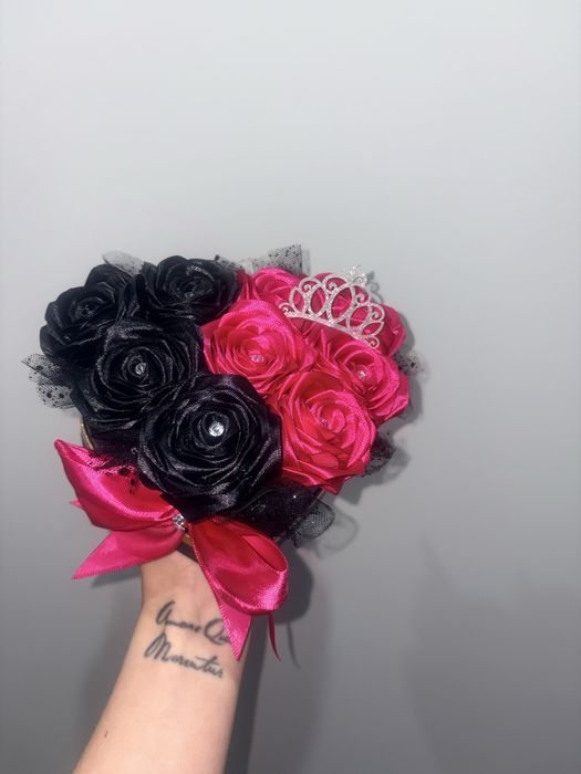 Wieczne róże ze wstążki satynowej