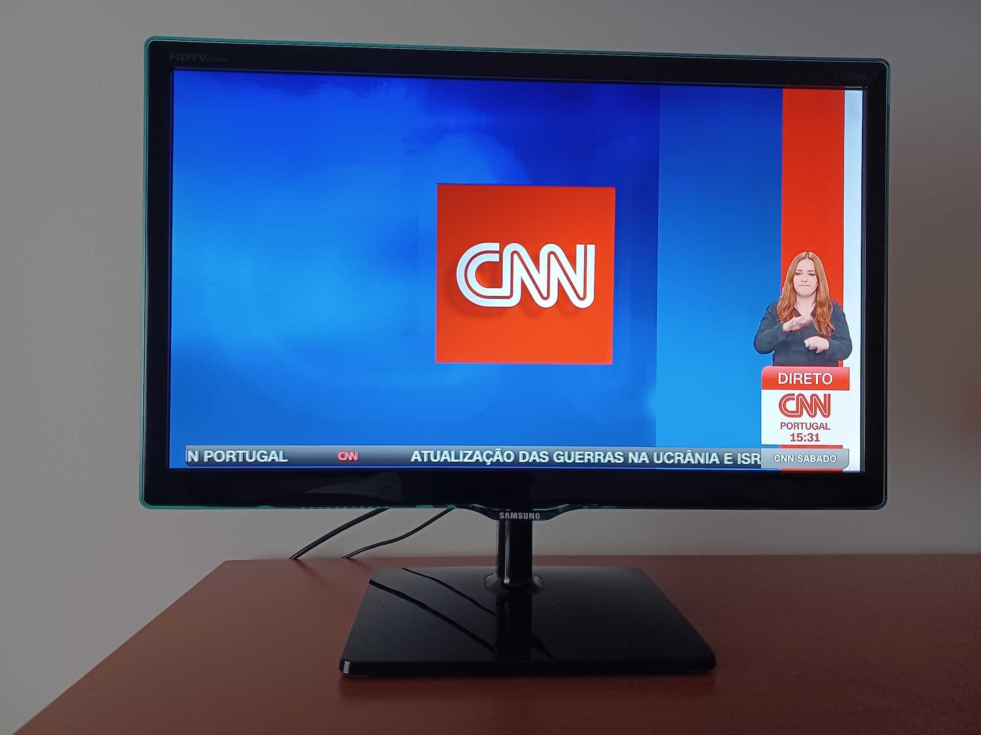 Televisão / Monitor Samsung com suporte de parede incluído.