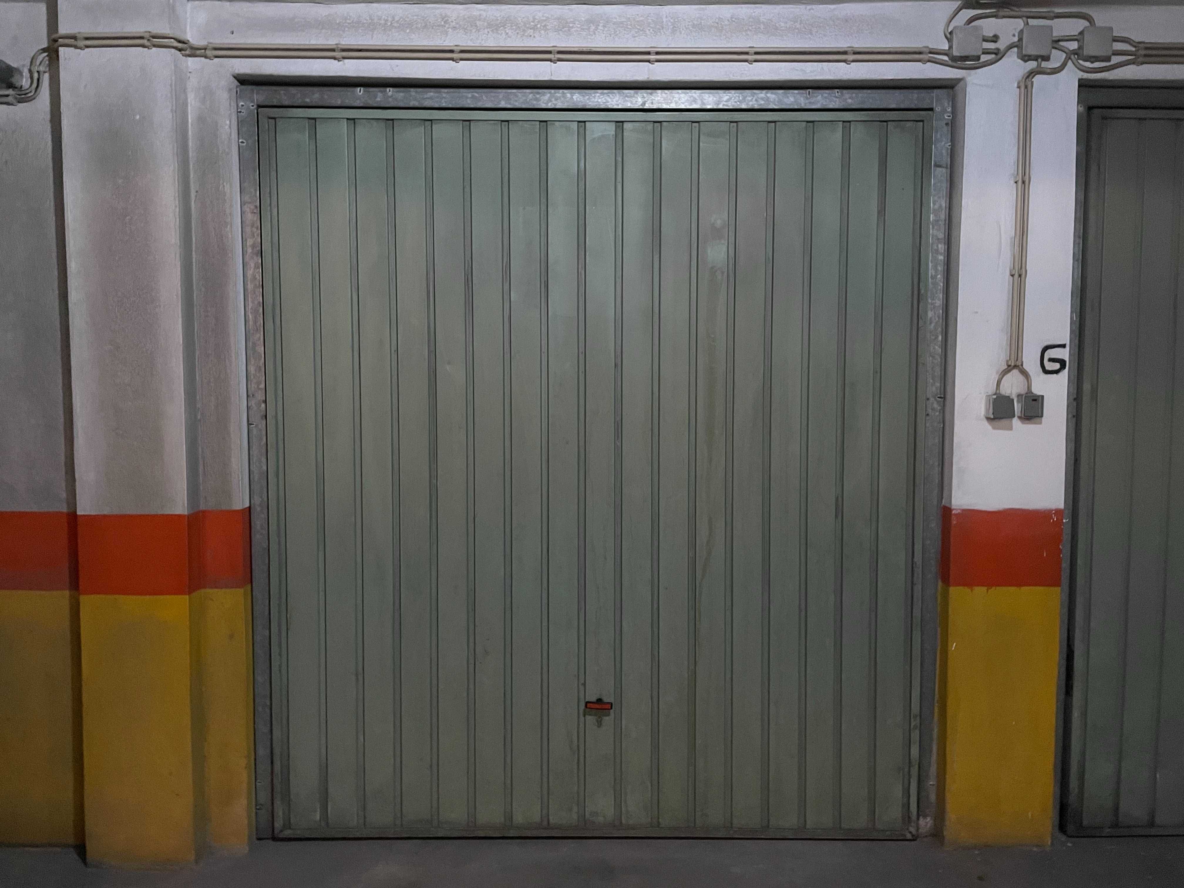 Garagem fechada com 36 metros quadrados