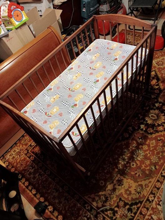 Дерев'яне дитяче ліжко з маятником без матрацу