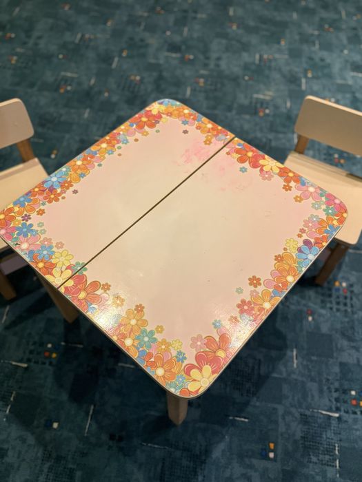 Стіл зі стільцями дитячій.