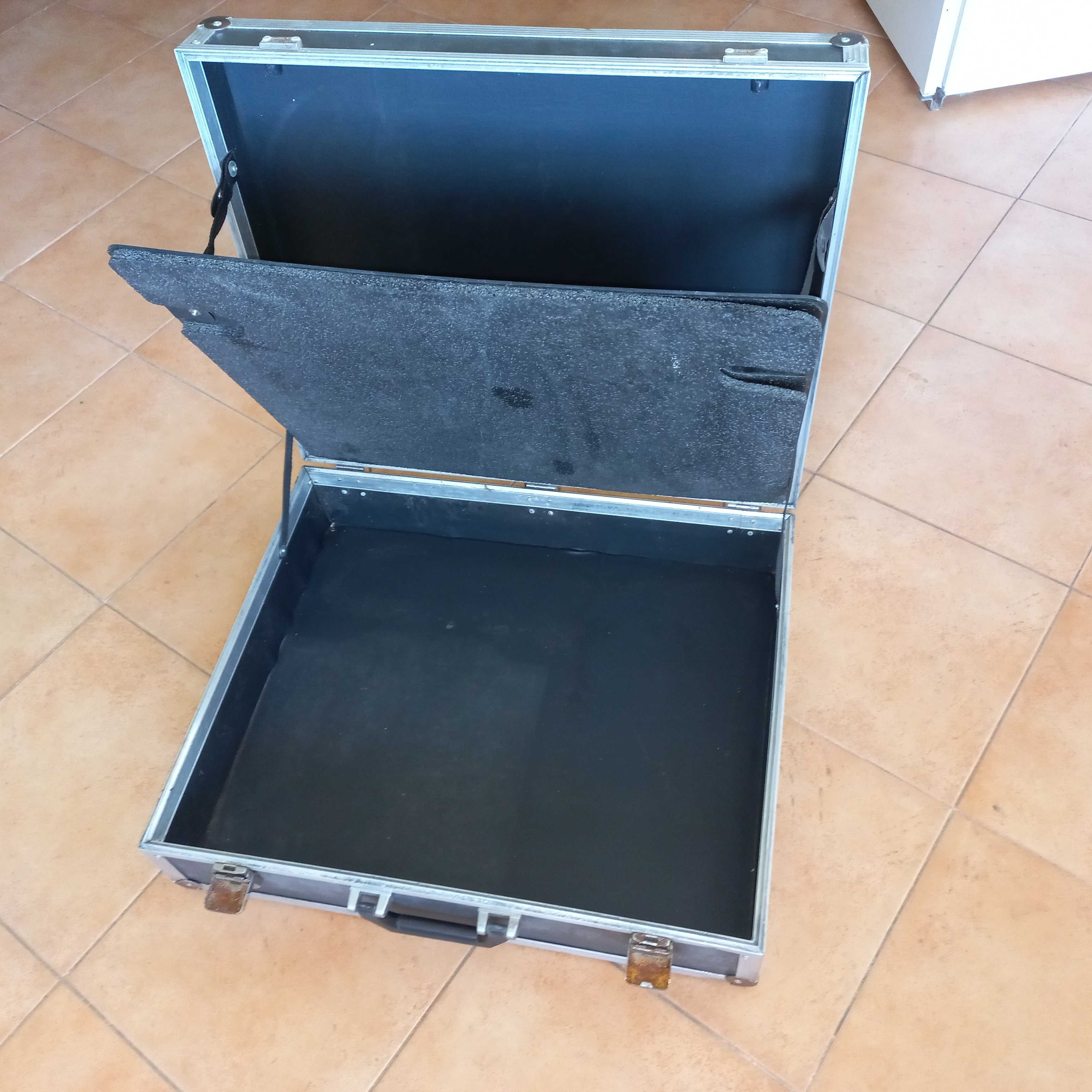 Caixa de transporte aluminio resistente - 75 Litros