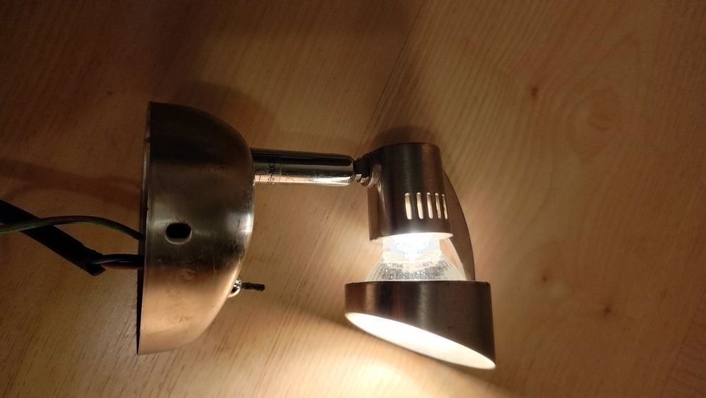 Lampa na ścianę z wyłącznikiem