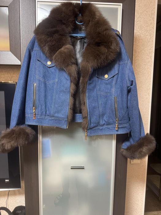 Продам джинсовую куртку с песцом