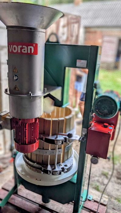 Prasa hydrauliczna, koszowa do tłoczenia soku z owoców.