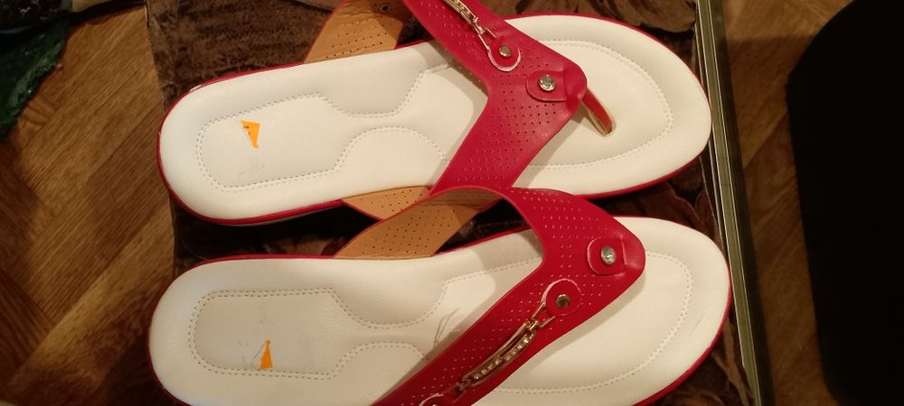 Продам шлепки 39размер цвет красный новые