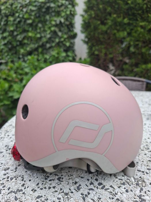 Różowy Kask Scoot and Ride  dla małego dziecka z lampką Led.