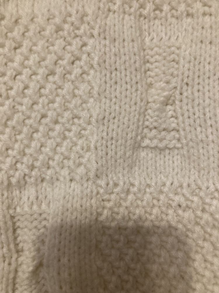 Biały damski sweter rozpinany