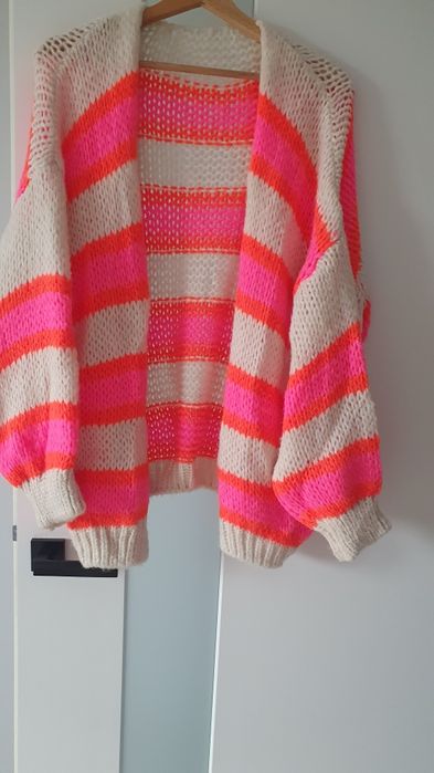 Beżowy sweter w kolorowe paski