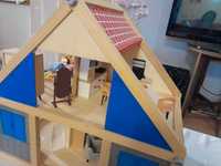 Casa miniatura em madeira com tudo o que uma verdadeira tem!