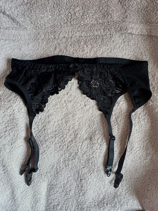 Elegancki czarny pas do pończoch Forex z koronką – rozmiar M

Sprzedam