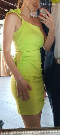 Limonkowa sukienka na jedno ramię