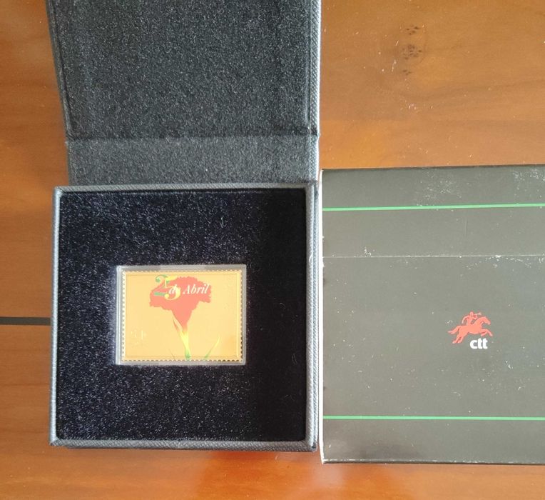 Selo em ouro comemorativo dos 50 anos do 25 de Abril