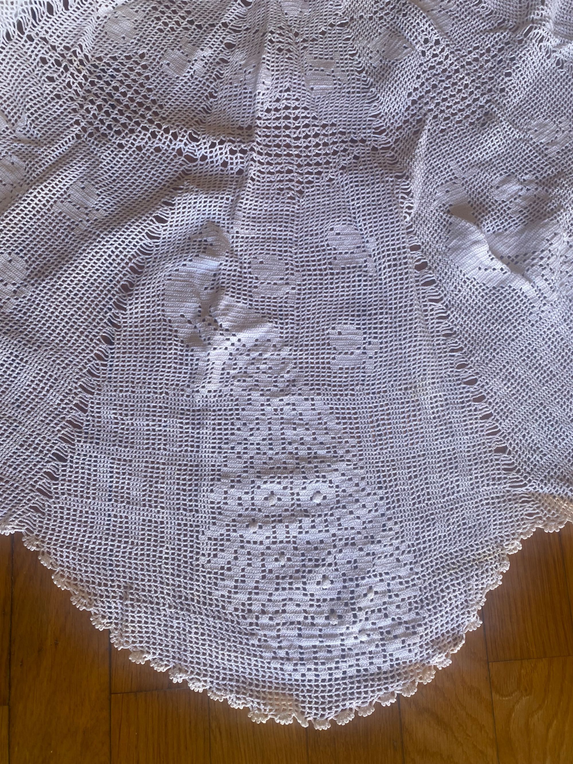 Toalha Crochê Redonda 120cm c/ Pavões