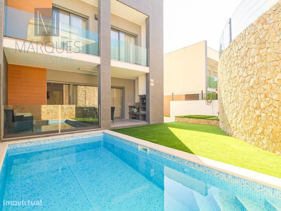 Moradia T3+1 Geminada com Jardim e Piscina na Quinta de Santa Teres...
