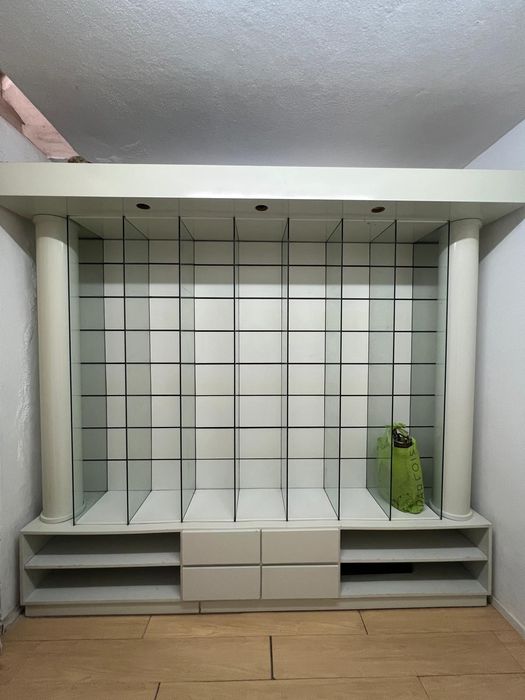 Vendo armário embutido com prateleiras e gavetas