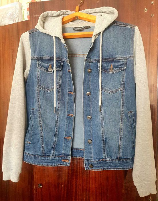 Жіноча джинсова куртка з капюшоном