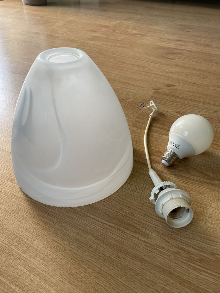 Lampa abażur PRL z żarówką oraz kablem.