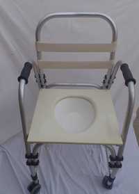 Cadeira de rodas para banho com sanita amovivél.