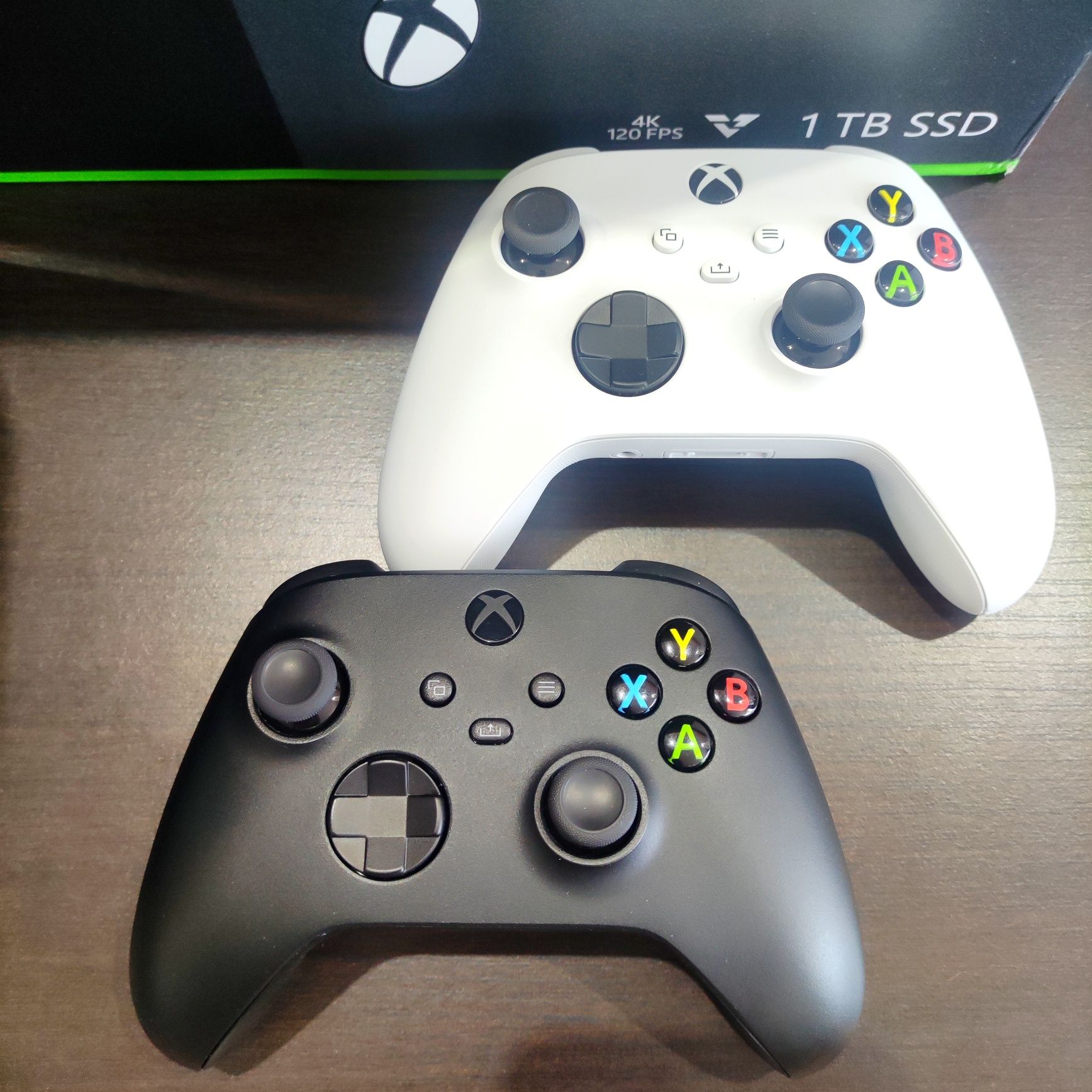 Konsola Xbox Series X z napędem - 2 pady