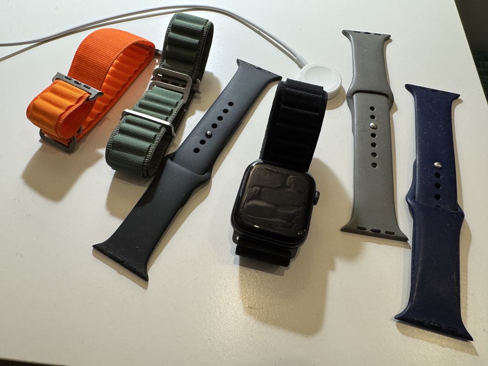 Zegarek Apple Watch SE 44 mm czarny Paski