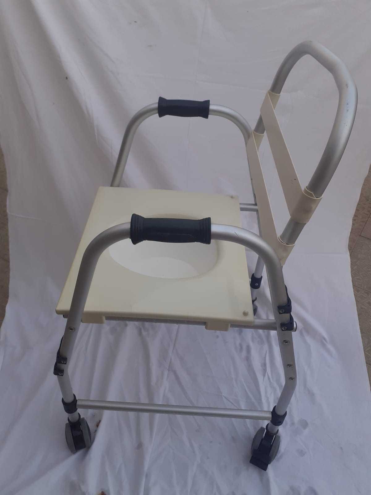 Cadeira de banho sanitária com rodas