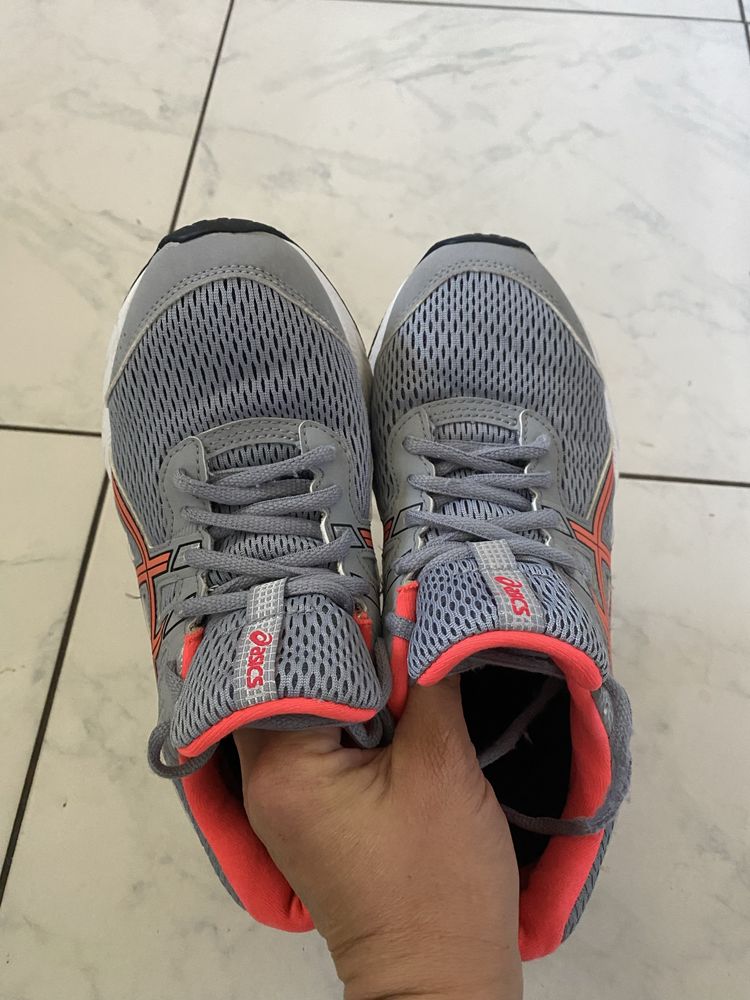 Продам оригінальні кросівки Asics 37,5  розмір