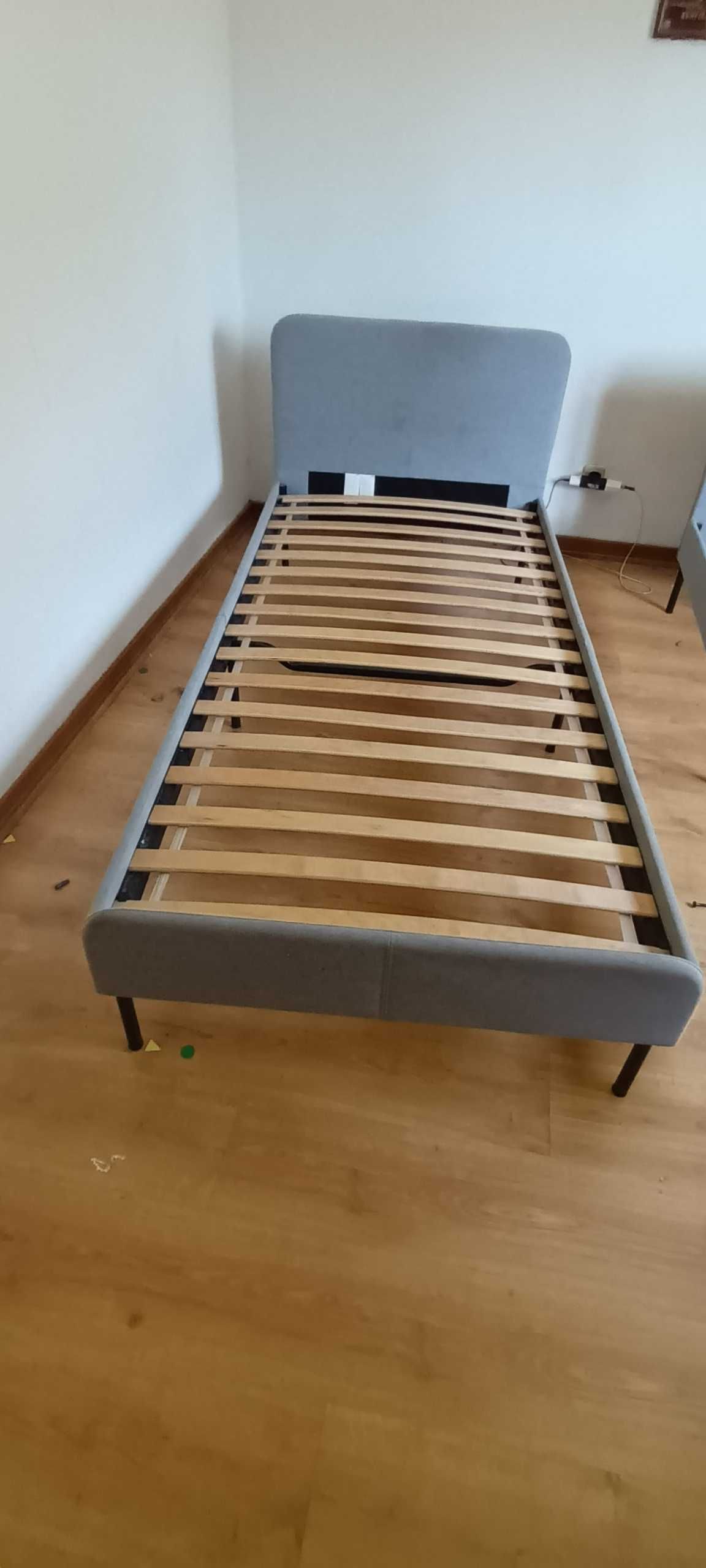 Cama de solteiro com/sem colchão