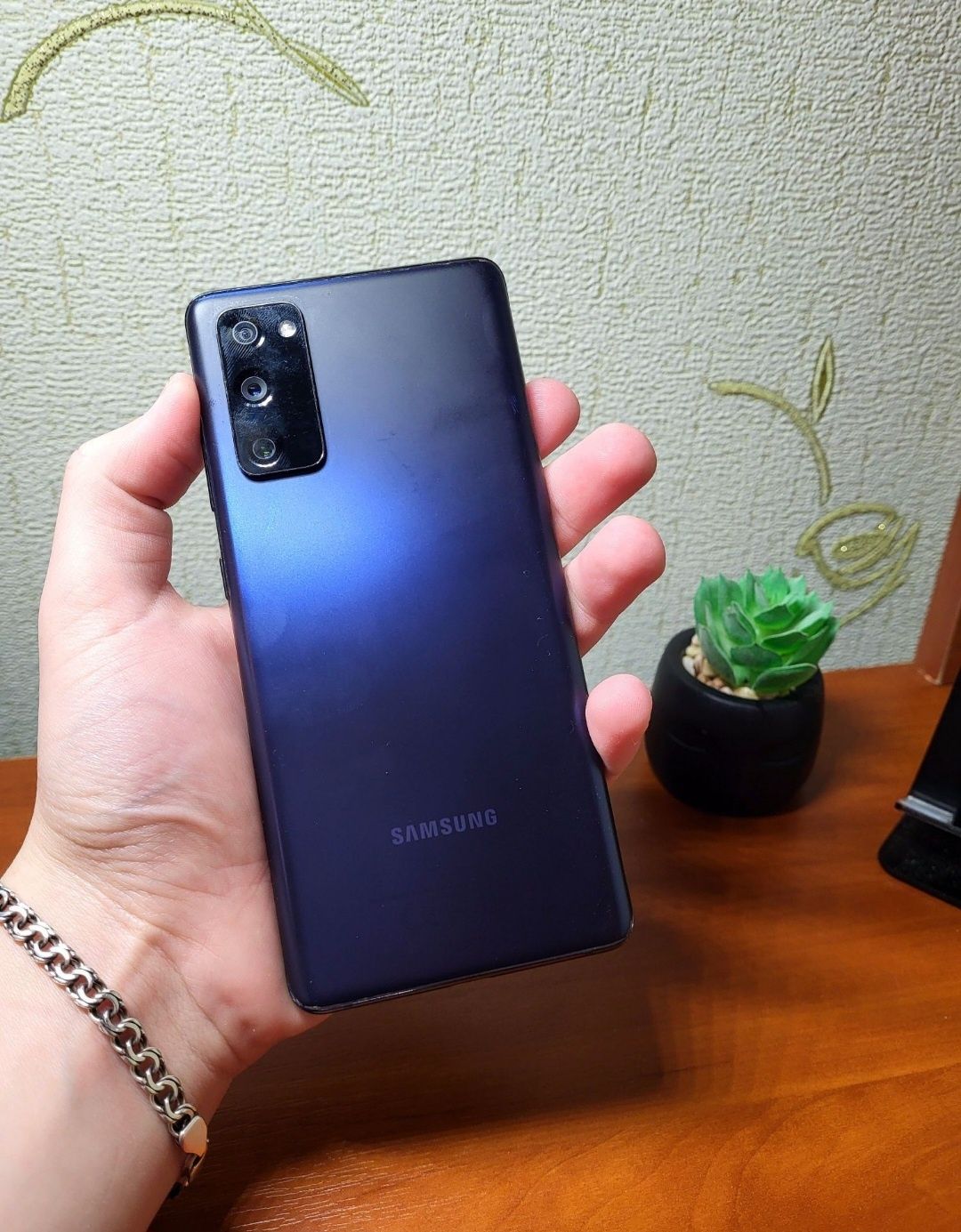 Обменяю Samsung s20fe 5g 2 sim 6-128