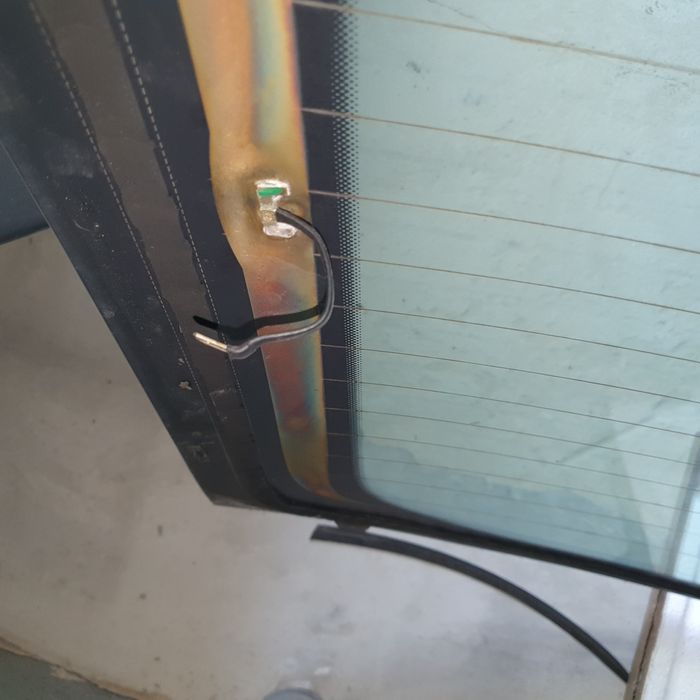 Скло задньой ляди skoda rapid