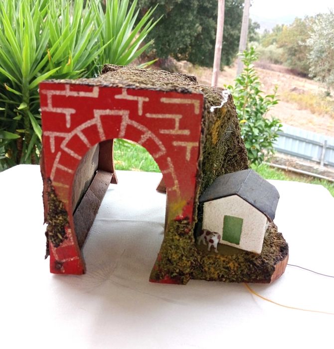 TÚNEL de comboios, antigo, com ILUMINAÇÃO