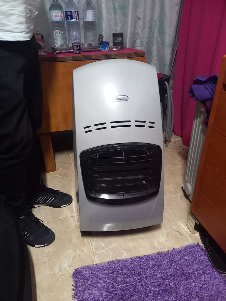 Aquecedor a gás Delonghi.