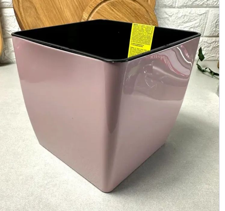 Красивый квардатный цветошник