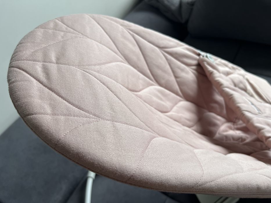 Leżaczek dziecięcy Babybjorn Bliss różowy kokon Lanila Tiny Love łuk