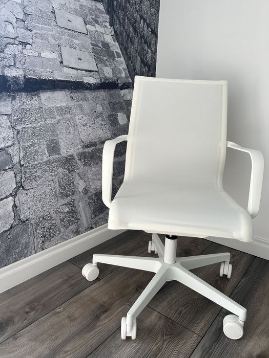 Nowy designerski fotel biurowy TOPSTAR Sitness Life 40 – biały mat