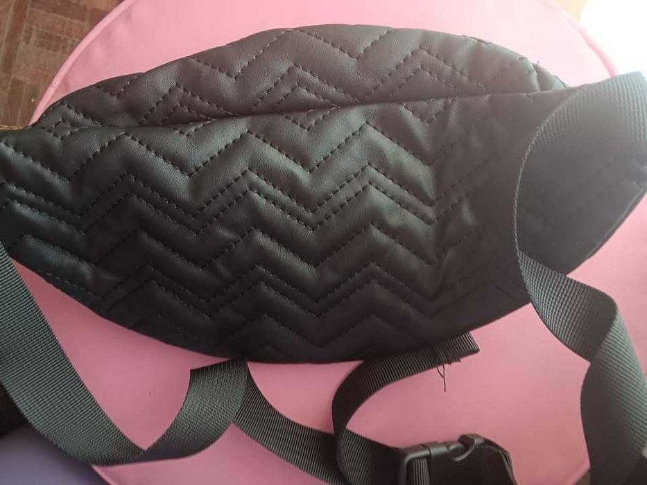 Bolsa de cintura feminina preta acolchoada