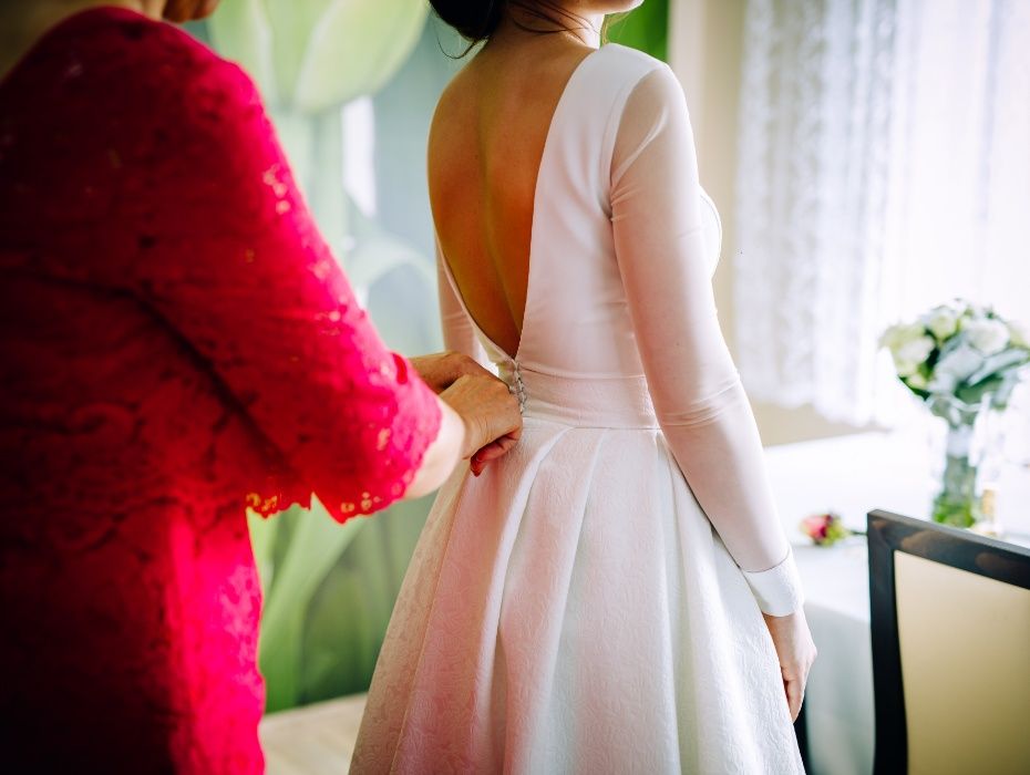 Elegancka, klasyczna suknia ślubna z kieszeniami. 34/36