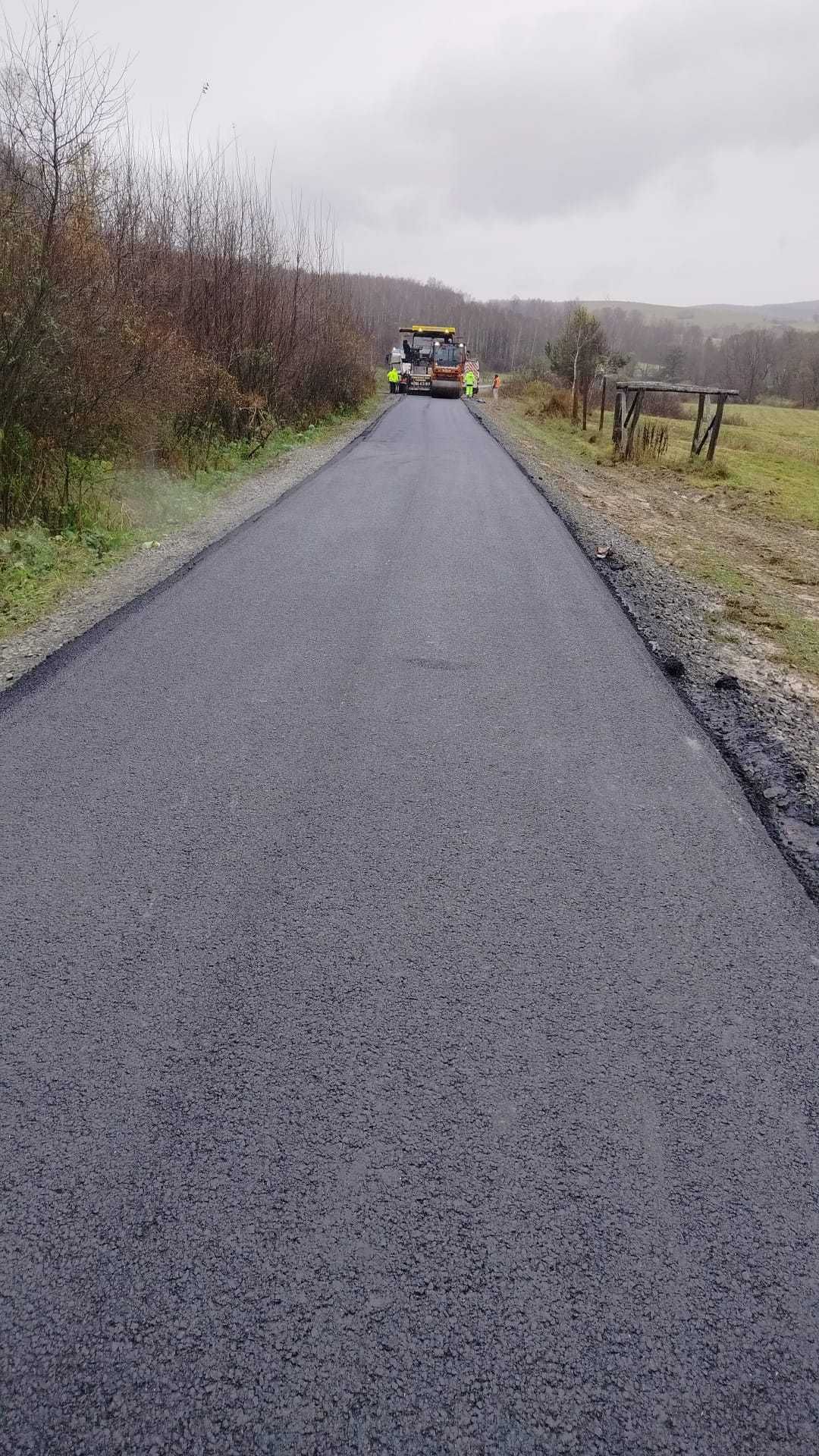 Układanie asfaltu/budowa dróg/parkingów/asfaltowanie/zalewanie spękań