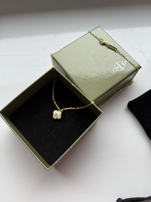 van cleef & arpels łancuszek z kwiatkiem