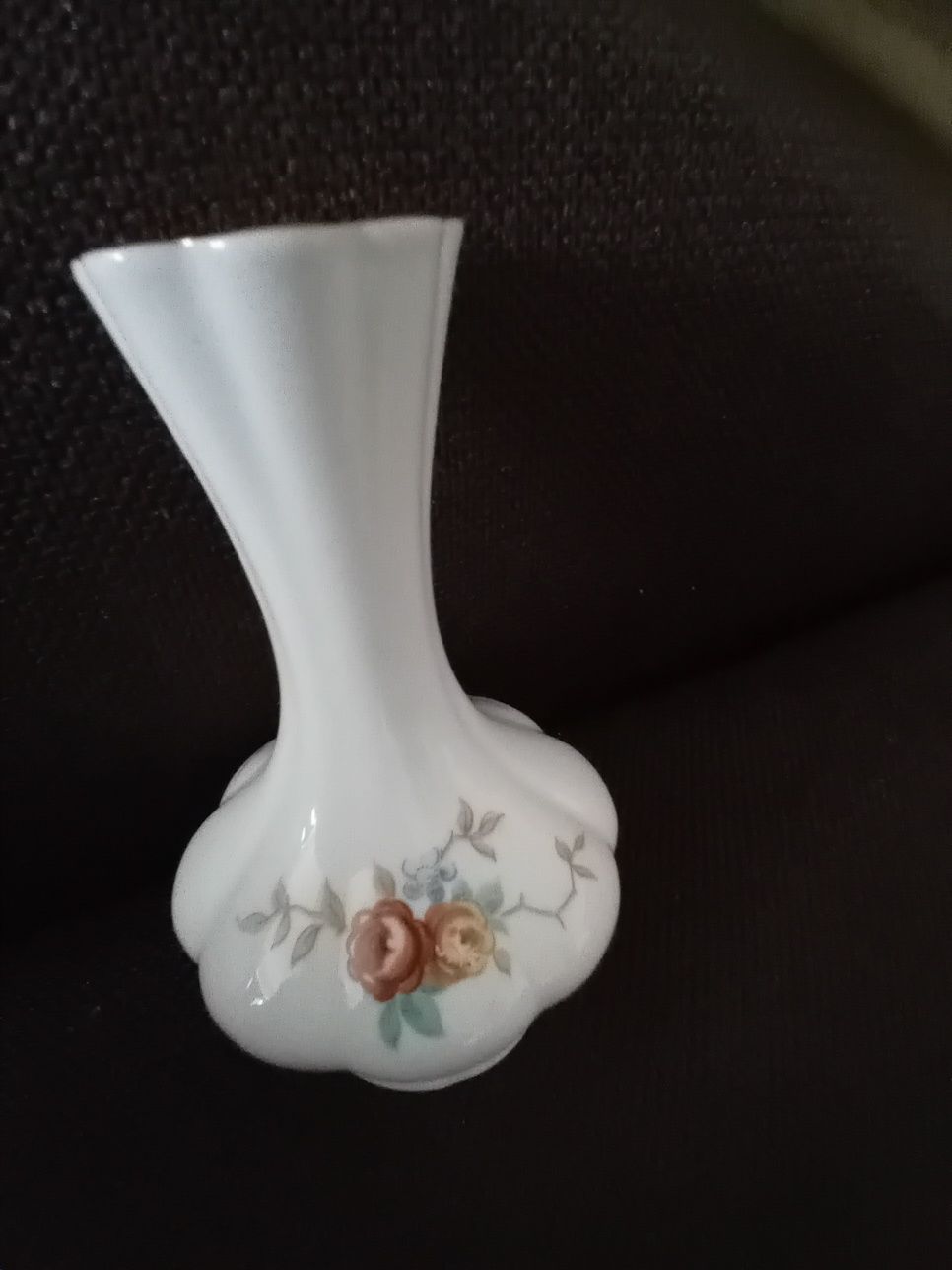 Porcelanowy wazonik Kostna porcelana Bułgaria