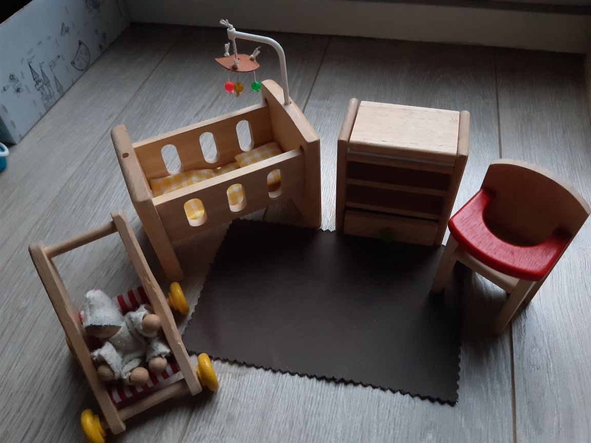 Pokój niemowlaka drewniane mebelki Plan Toys