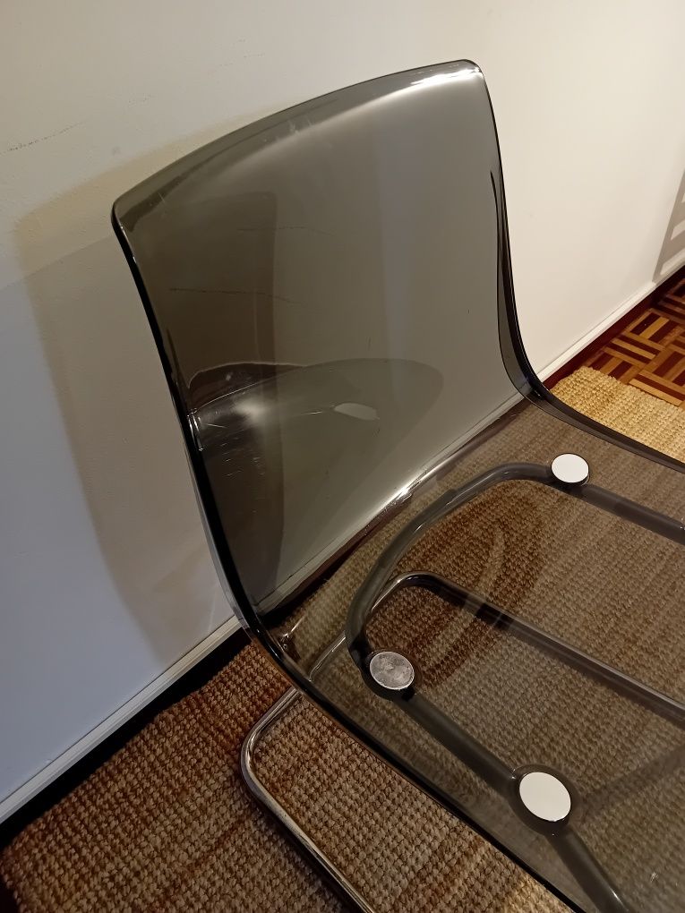 Cadeira em pvc e metal
