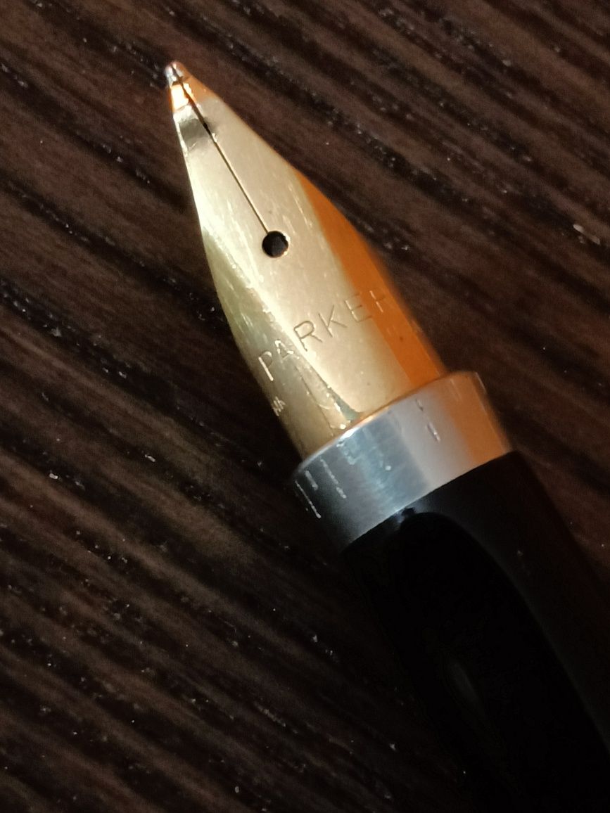Caneta Parker 75 em aço com aparo em ouro