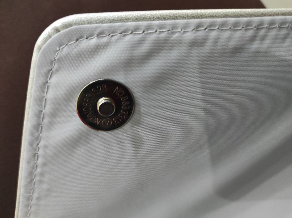 Srebrna torebka kopertówka na łańcuszku, prawie nieużywana